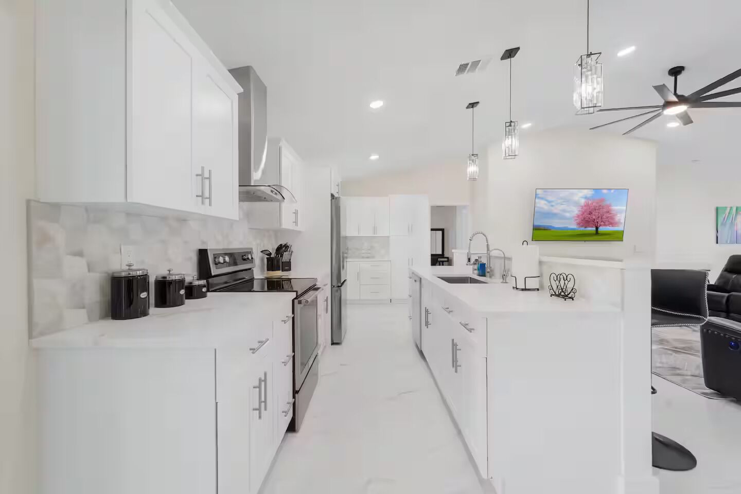 Kjøleskap, mikrobølgeovn, ovn og kokeplater