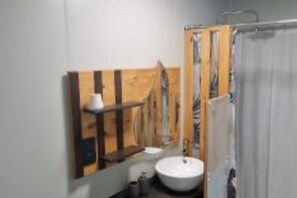 Douche, serviettes fournies, savon, papier toilette