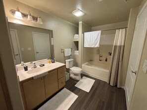 タオル、石鹸、トイレットペーパー