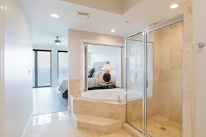 Douche, séchoir à cheveux, serviettes fournies