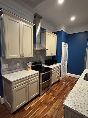 Fridge, microwave, oven, stovetop - Waterfront condo. Walk to restaurants, and a short drive to beach, and Southport (Southport)