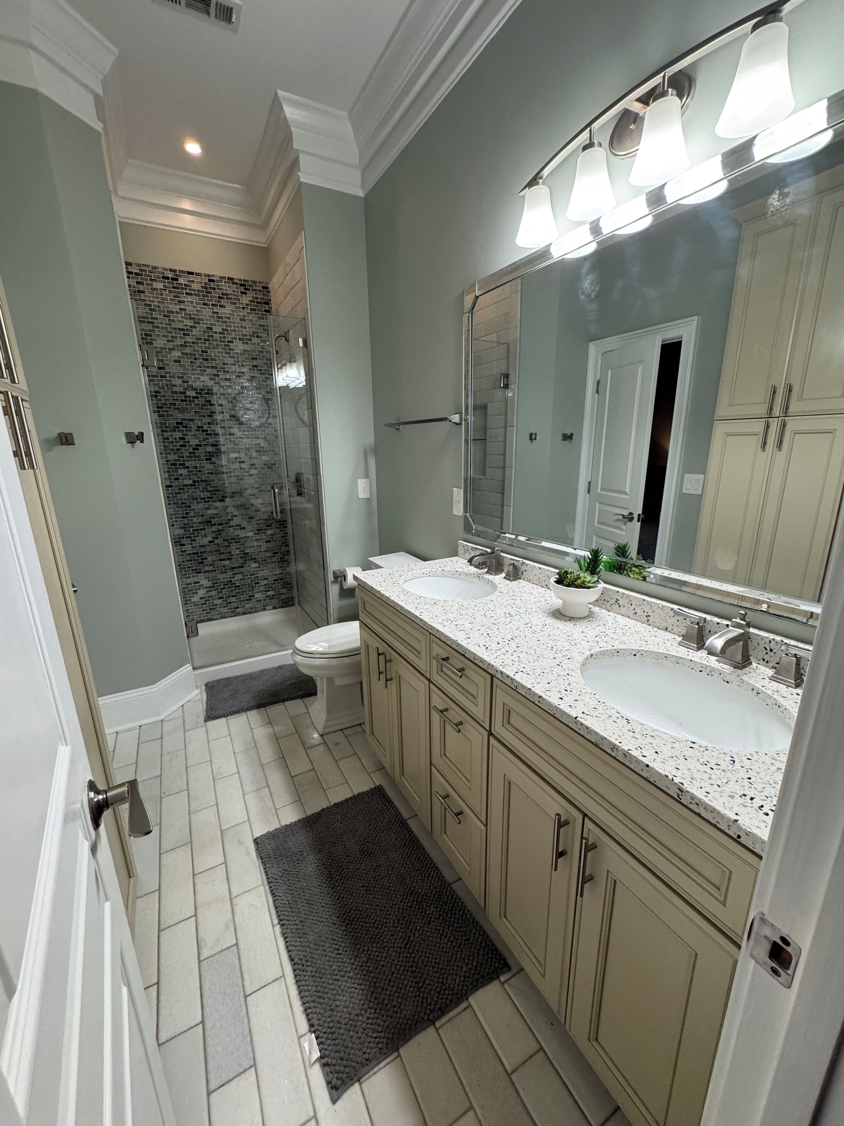 Douche, sèche-cheveux, serviettes fournies, papier toilette