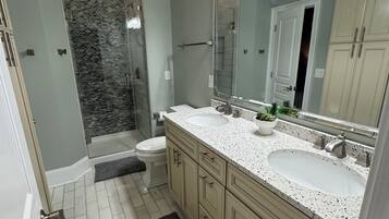 Douche, sèche-cheveux, serviettes fournies, papier toilette