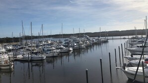 Ein Yachthafen mit mehreren Booten, die an Holzkais vertäut sind.