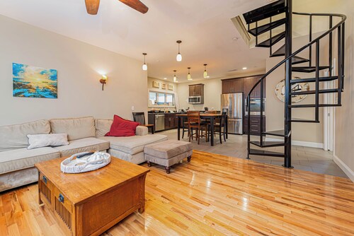 New modern beach home, walk to the beach!