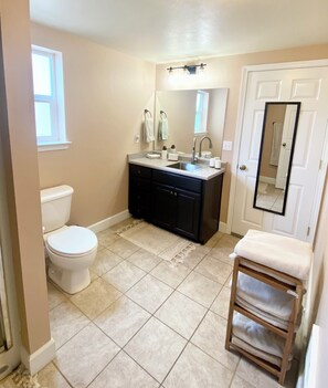 Dusj, hårføner, håndklær og såpe