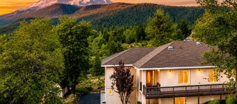 Mount Shasta is calling - Amazing Views- The House of Light - Pet Friendly