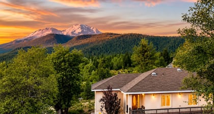 Mount Shasta is calling - Amazing Views- The House of Light - Pet Friendly