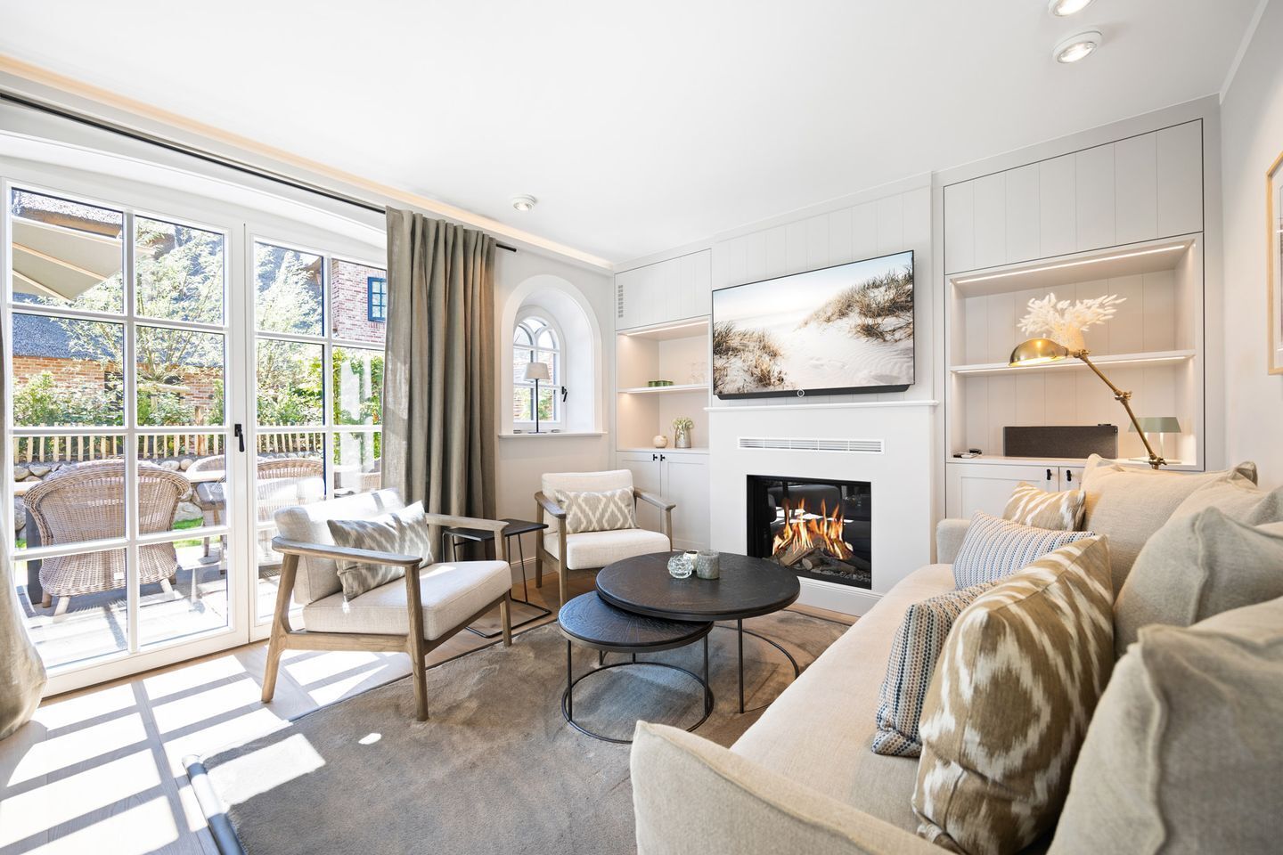 Una televisión, una chimenea