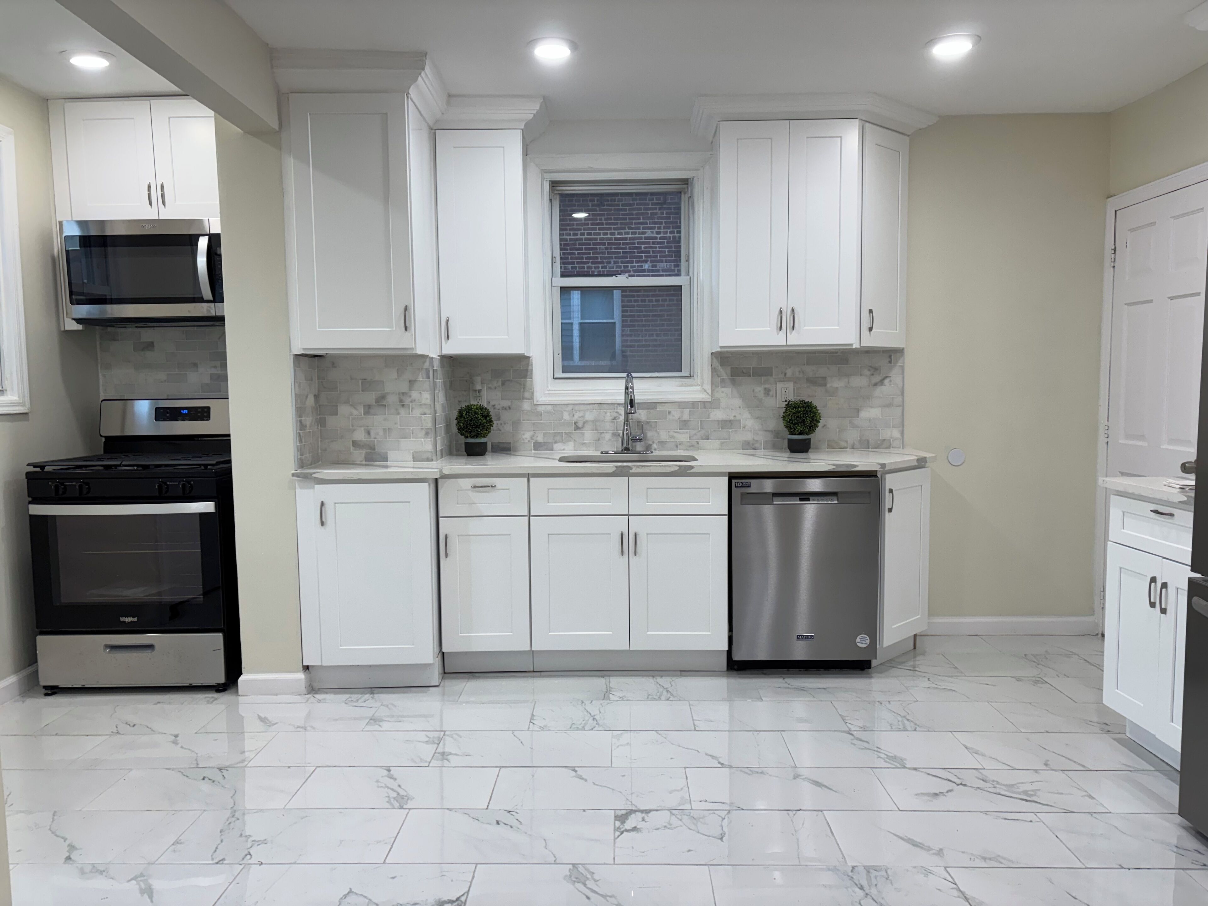 Kylskåp, mikrovågsugn, spishäll och diskmaskin