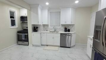 Kühlschrank, Mikrowelle, Herdplatte, Geschirrspüler