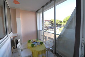 Outdoor dining - 3 rooms in the center 500m beach 100m shops (LA GRANDE MOTTE)