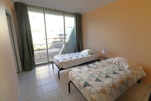 2 bedrooms - 3 rooms in the center 500m beach 100m shops (LA GRANDE MOTTE)