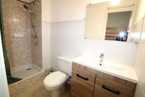Bathroom - Studio Cabin Ponant parking and balcony (LA GRANDE MOTTE)