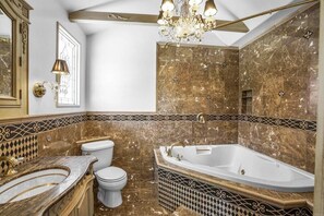 Serviettes fournies, papier toilette