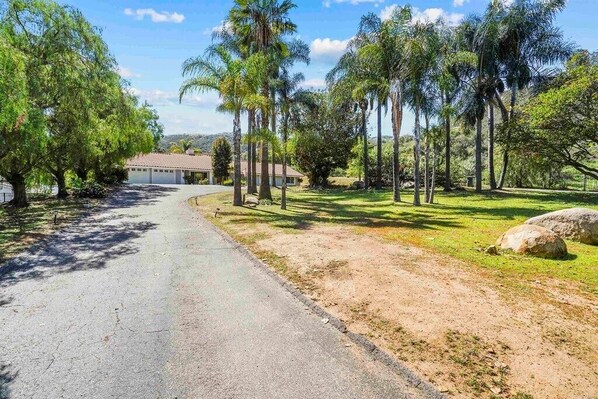 Property grounds - 1 bedroom with private entrance and restroomi in enjoyable Escondido (Escondido)