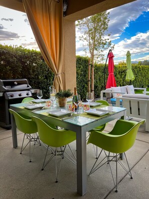 Outdoor dining - Villa Estrella at Desert Princess Resort/Private Pool and Spa (Cathedral City)