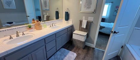Shower, jetted tub, towels, toilet paper