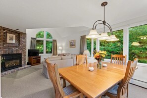 Interior - The Blizzard of Oz: 3BR Condo with Gas Fireplace & Community Pool (Killington)