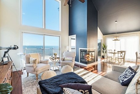 Smart TV, fireplace, video games, table football. Lakefront Lux Home, Min to Downtown, Scenic View