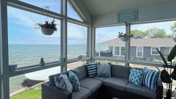 Smart TV, chimenea, videojuegos y futbolito