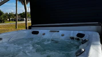 Bain à remous extérieur