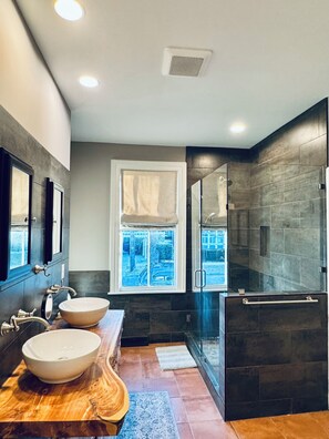 Dusche, Whirlpool, Haartrockner, Handtücher