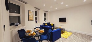 Dining - Charming 1-bedroom apartment in vibrant Reading with WiFi (Reading)