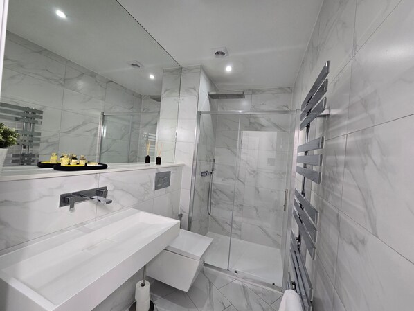 Dusche, Haartrockner, Bidet, Handtücher