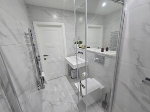 Dusche, Haartrockner, Bidet, Handtücher