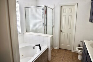 Shower, hair dryer, towels, soap - Spacious & Stylish, Two-Story Home Near Willowbrook Mall. (Houston)