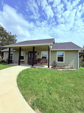 Exterior - Cielo’s Retreat, A Charming 3-bedroom farmhouse in McKinneyprincenton (McKinney)