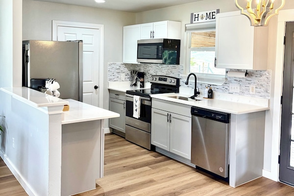 Kjøleskap, mikrobølgeovn, ovn og kokeplater