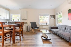 Living area - Charming 1-bedroom house with AC and WiFi in lovely Fullerton (Fullerton)