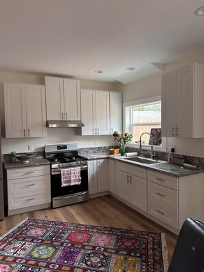 Private kitchen - Charming 1-bedroom house with AC and WiFi in lovely Fullerton (Fullerton)