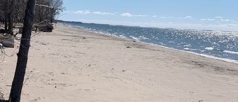 Plage, chaises longues, serviettes de plage