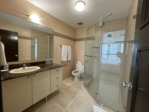 Shower, hair dryer, towels - River Wood I Sunny 1 BDR in Costa del Este (Panama City)