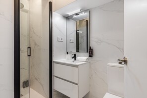 Douche, sèche-cheveux, serviettes fournies