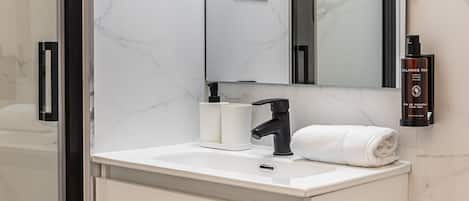 Een douche, een haardroger, handdoeken