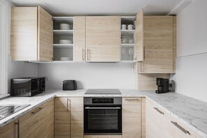 Een koelkast, een microgolfoven, een oven, een kookplaat