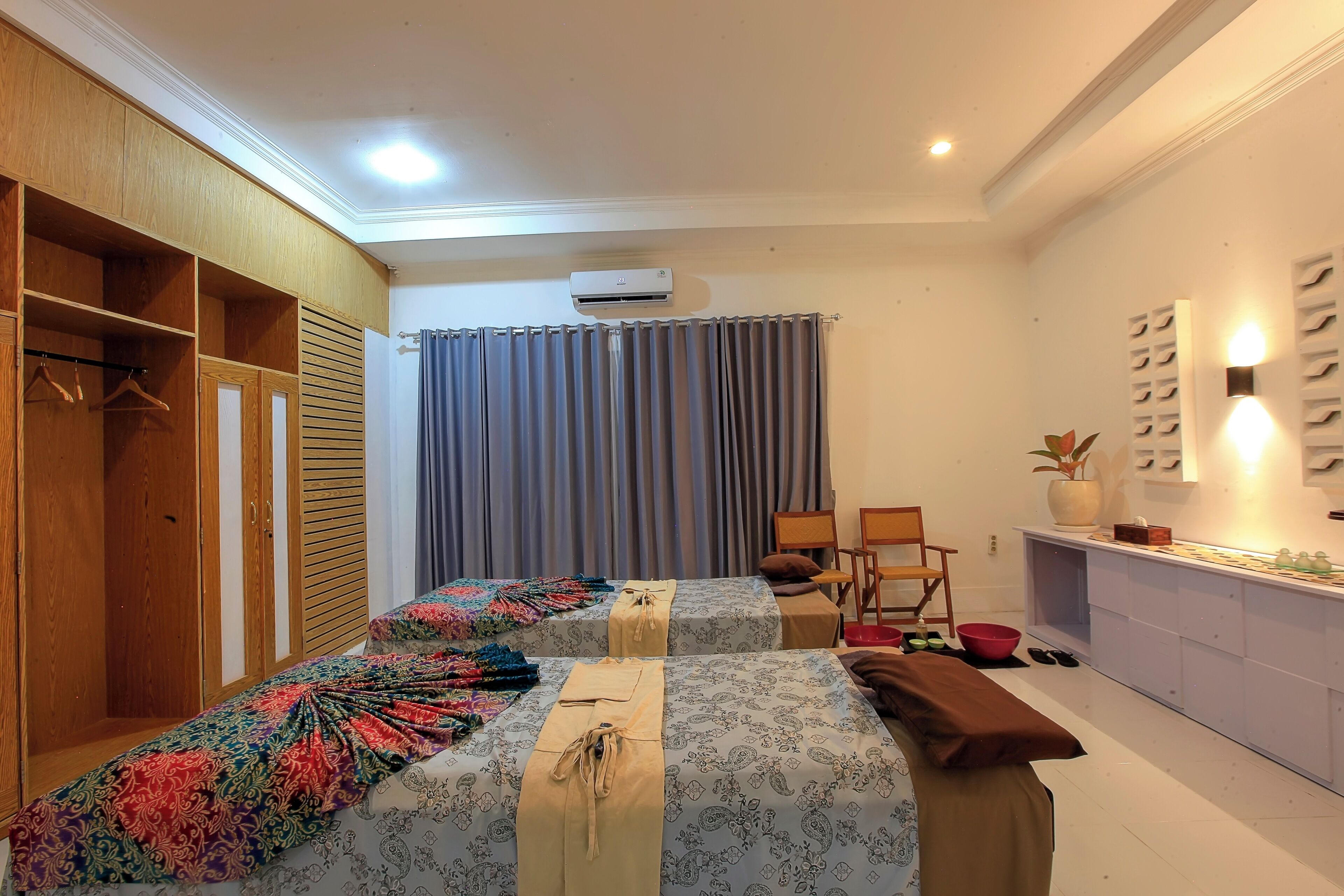 Couples treatment room(s), deep-tissue massages, Thai massages
