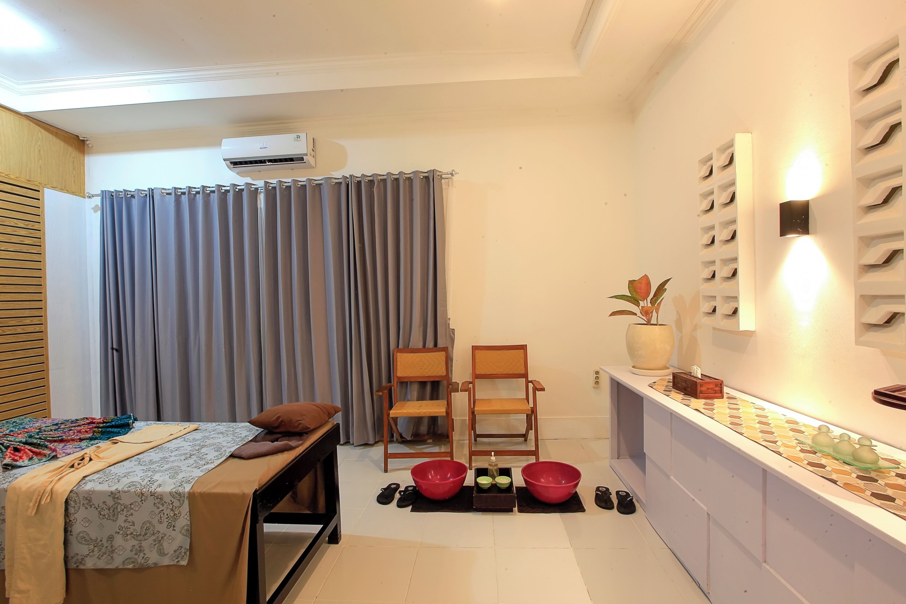 Couples treatment room(s), deep-tissue massages, Thai massages