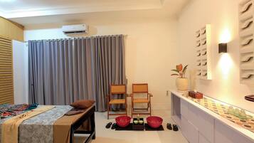 Couples treatment room(s), deep-tissue massages, Thai massages