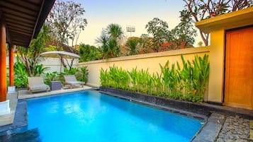 Piscine extérieure, parasols, chaises longues