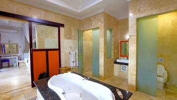 Villa Classique, vue piscine | Salle de bain | Baignoire et douche séparées, articles de toilette gratuits