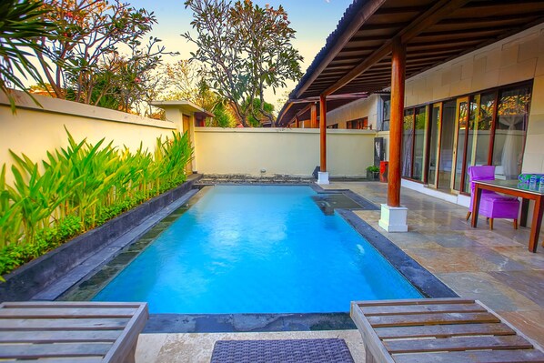 Outdoor pool, pool umbrellas, sun loungers - Private Pool Villas Kuta (Kuta)