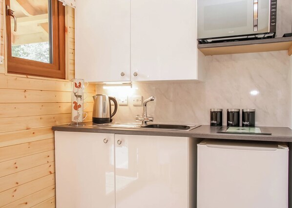 Jääkaappi, uuni, liesi, leivänpaahdin