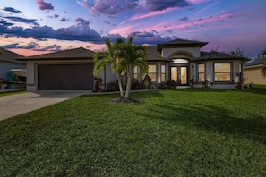 Exterior - Sunset views! Waterfront+Heater Pool+HotTub+Plunge! Waterfront Oasis! Sleeps 10! (Cape Coral)