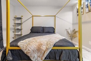 1 bedroom, in-room safe, iron/ironing board, free WiFi - Charming & Cozy Townhome in the Heart of Houston, Texas– Perfect for Relaxation (Houston)