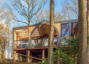 Exterior - Meadowsweet Treehouse (Ellesmere)